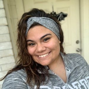 Meet your Posher, Larissa